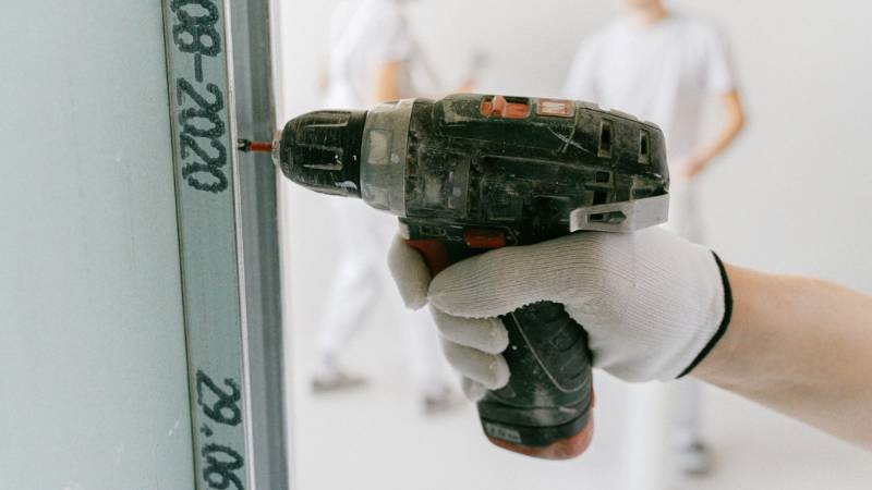 how-to-repair-drywall-anchor-holes-1