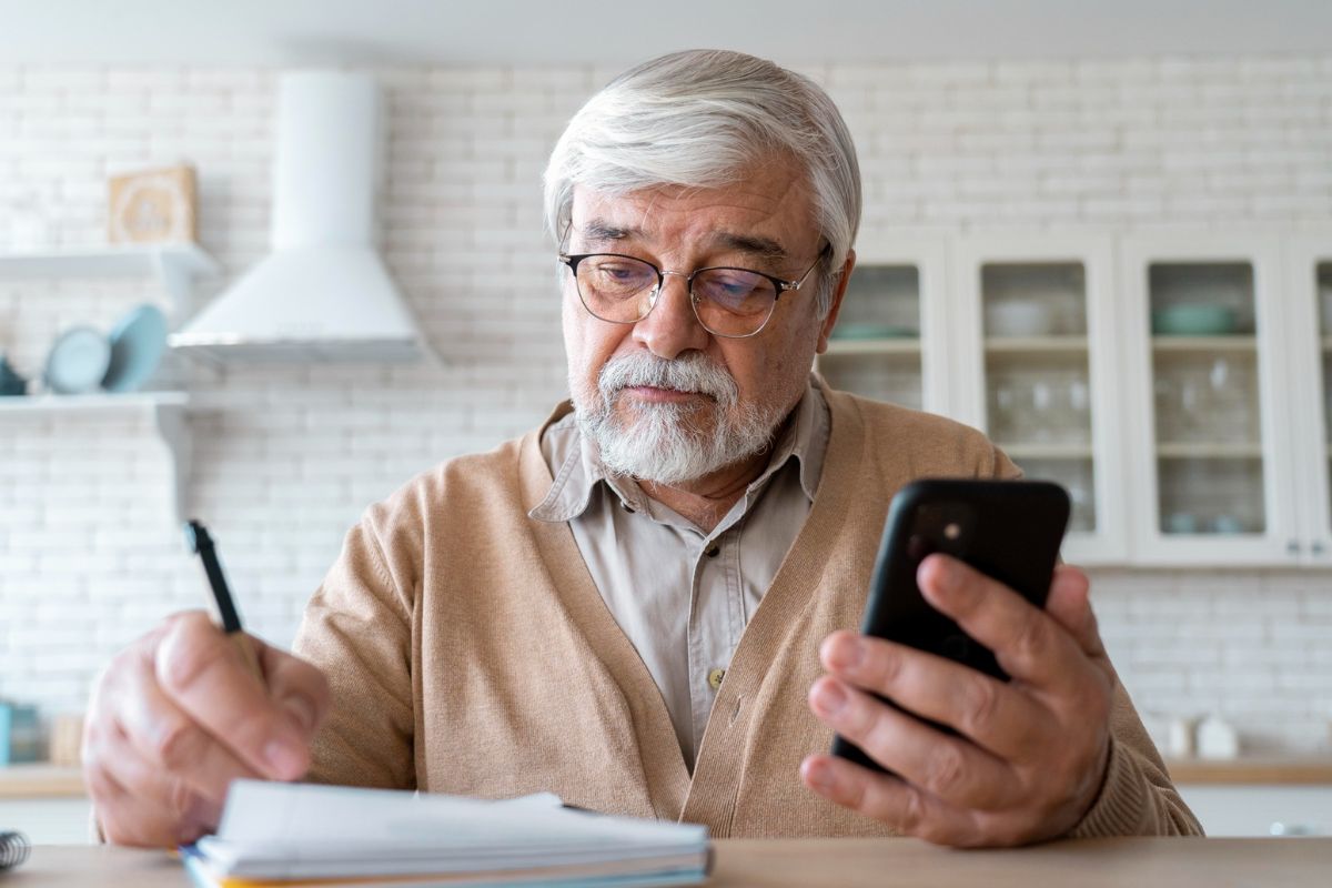 Best Free Government Phones In California From Apple, Samsung & More